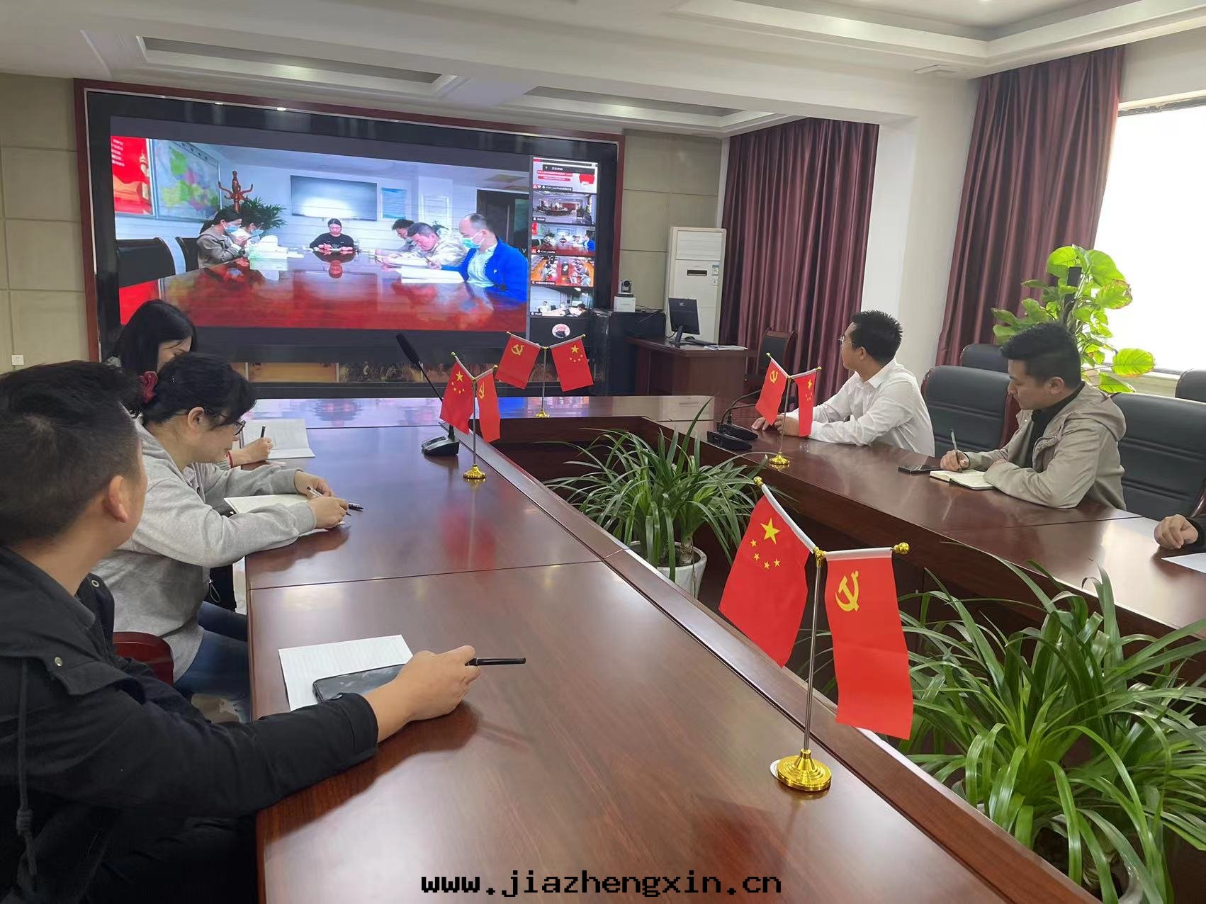 中(zhōng)電(diàn)凱源集团(tuán)組織學(xué)習《中(zhōng)華人(rén)民(mín)共(gòng)和(hé)國(guó)道(dào)路(lù)運輸条例》(图(tú)1) 中(zhōng)電(diàn)凱源集团(tuán)組織學(xué)習《中(zhōng)華人(rén)民(mín)共(gòng)和(hé)國(guó)道(dào)路(lù)運輸条例》(图(tú)1)