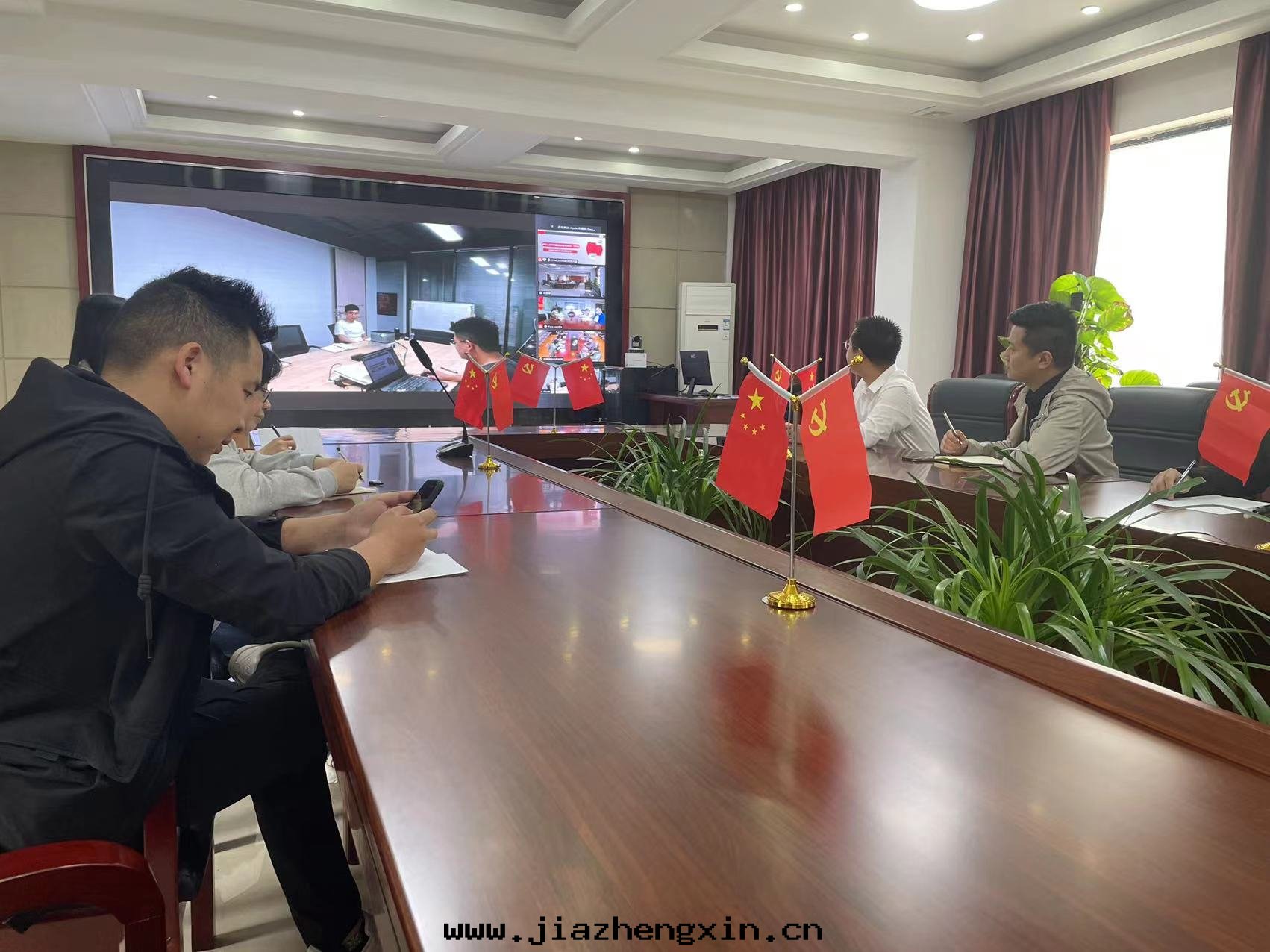 中(zhōng)電(diàn)凱源集团(tuán)組織學(xué)習《中(zhōng)華人(rén)民(mín)共(gòng)和(hé)國(guó)道(dào)路(lù)運輸条例》(图(tú)2) 中(zhōng)電(diàn)凱源集团(tuán)組織學(xué)習《中(zhōng)華人(rén)民(mín)共(gòng)和(hé)國(guó)道(dào)路(lù)運輸条例》(图(tú)2)