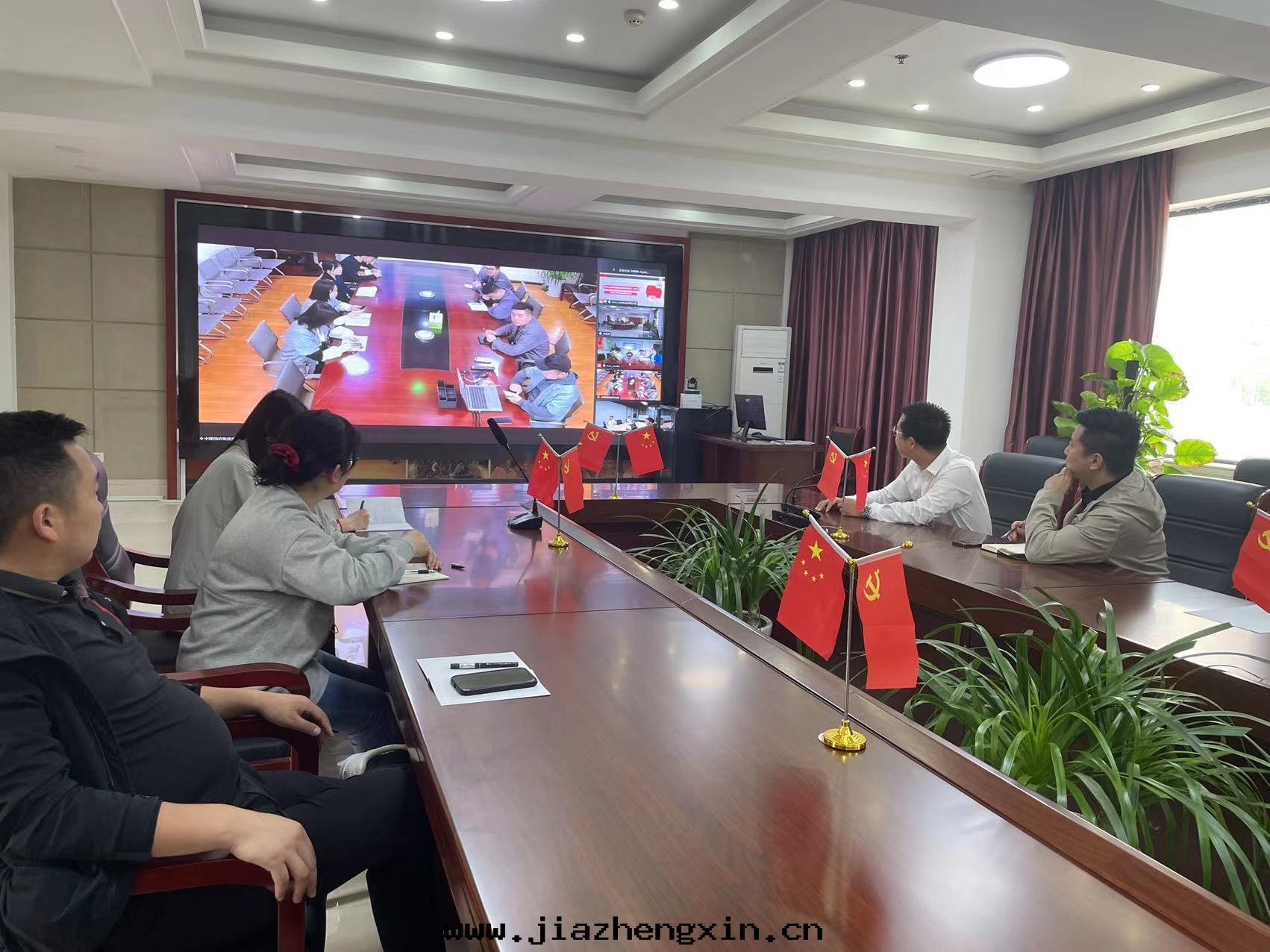 中(zhōng)電(diàn)凱源集团(tuán)組織學(xué)習《中(zhōng)華人(rén)民(mín)共(gòng)和(hé)國(guó)道(dào)路(lù)運輸条例》(图(tú)3) 中(zhōng)電(diàn)凱源集团(tuán)組織學(xué)習《中(zhōng)華人(rén)民(mín)共(gòng)和(hé)國(guó)道(dào)路(lù)運輸条例》(图(tú)3)