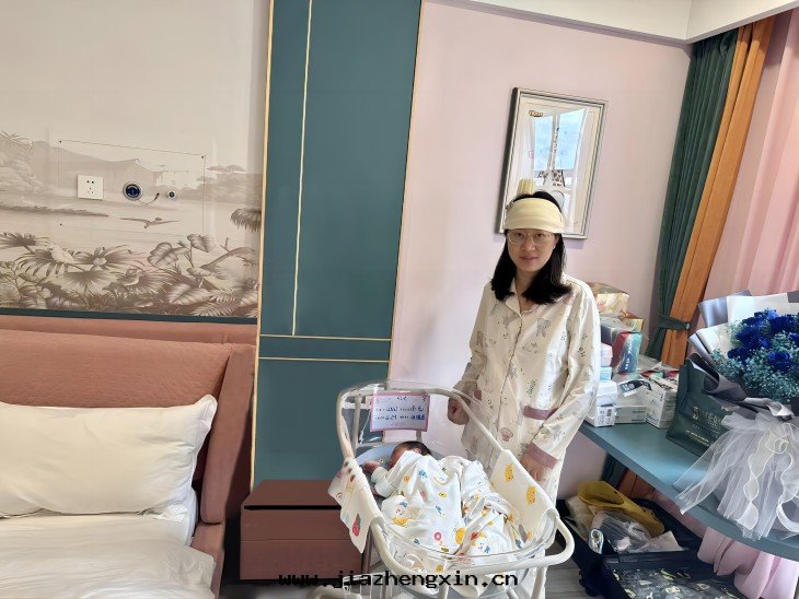 關(guān)懷暖人(rén)心(xīn)|中(zhōng)電(diàn)凱源集团(tuán)探望生(shēng)育員工家(jiā)屬(图(tú)1) 1(1).jpg