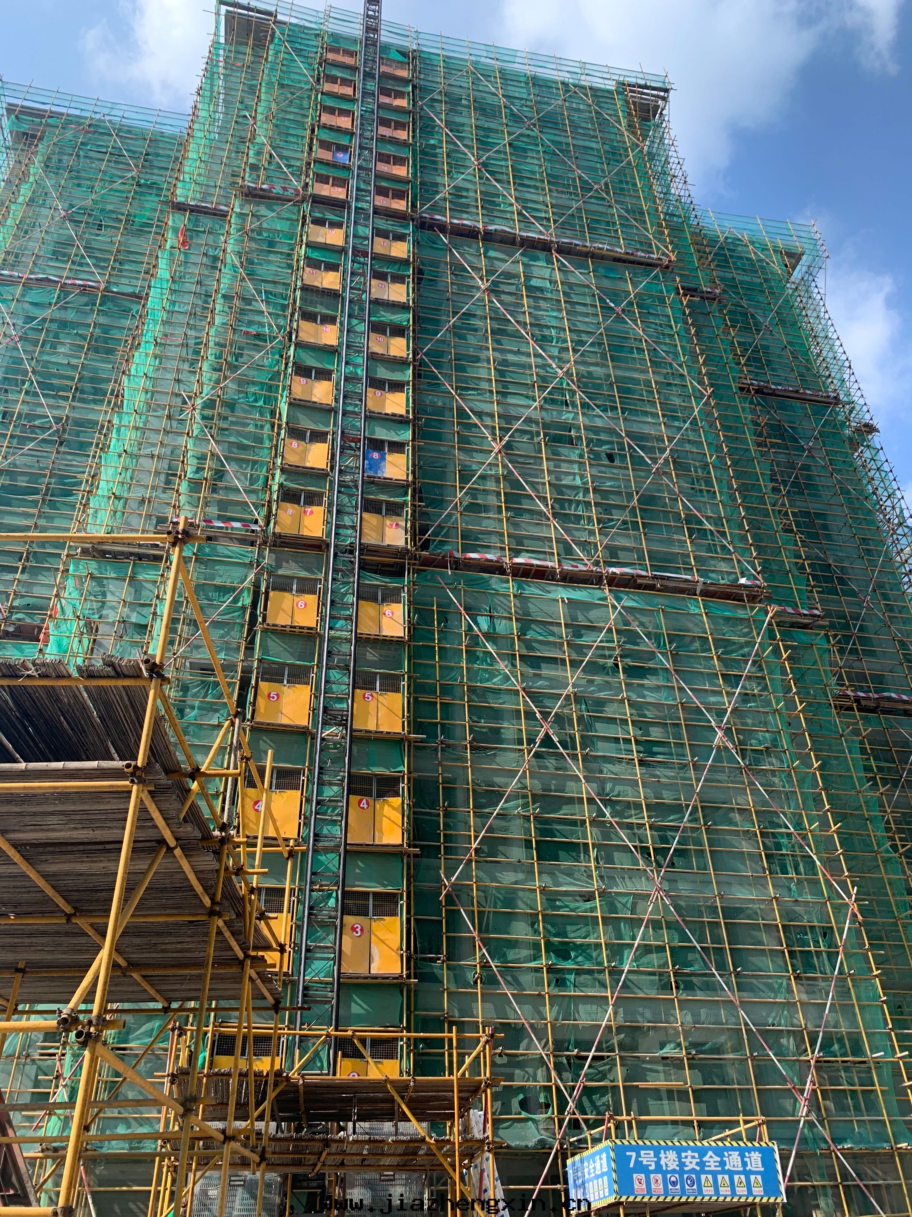 喜報——中(zhōng)電(diàn)凱源保信(xìn)首府項目榮獲襄陽市(shì)建設工程隆中(zhōng)杯(bēi)奖(图(tú)2)